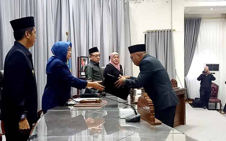 Fraksi Aspirasi Rakyat DPRD Barito Utara Sampaikan Pandangan Umum terhadap Raperda APBD 2025
