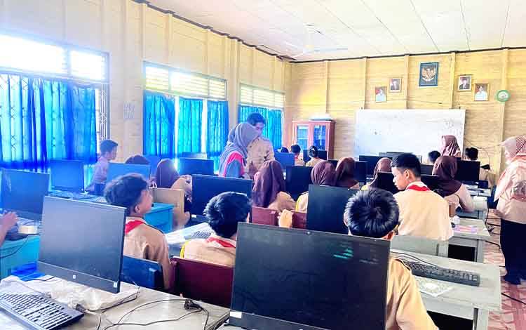 Pelatihan Pembuatan Poster Digelar di SMAN 1 Dusun Utara