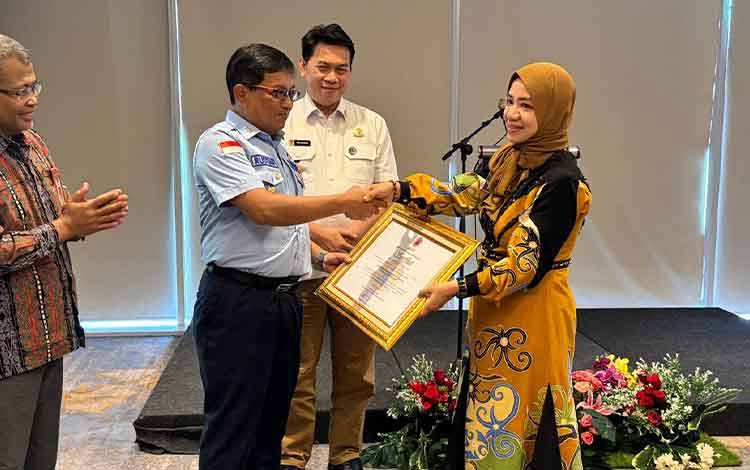 BPSDM Kalteng Terima Sertifikat Penghargaan DMB Terbaik se-Indonesia dengan Akreditasi A