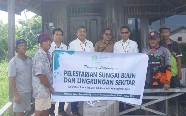 Dept. Head CSR CBI Group Miran Suhardi dan staf, saat kegiatan Program Pelestarian di Aliran Sungai Buun dan Lingkungan Sekitar yang digelar PT. Kalimantan Sawit Abadi (PT KSA) 12 - 13 November 2024