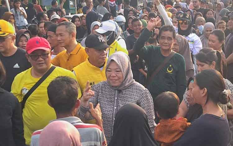 Warga Antusias Sambut Calon Bupati Kobar Nurhidayah saat Blusukan ke Mendawai