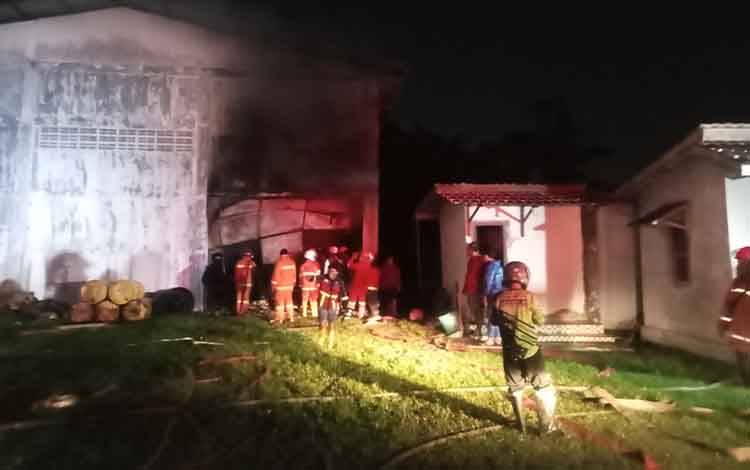 Sebuah Gudang Kosong di Sampit Terbakar di Tengah Guyuran Hujan