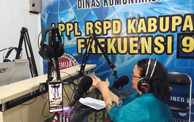 Tim Promkes RSUD Kapuas saat edukasi kesehatan seputar Myalgia atau nyeri otot melalui RSPD. (FOTO: IST)