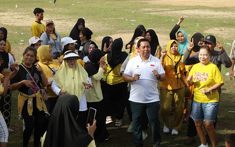 DPD Parati Golkar Sukamara Gelar Senam Bersama Masyarakat