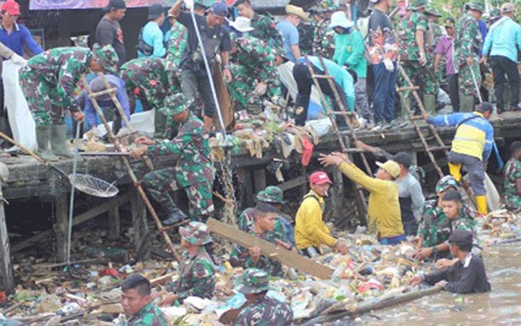 Ratusan Anggota Kodim Palangka Raya Bersihkan Sampah di Kawasan Puntun demi Cegah Banjir