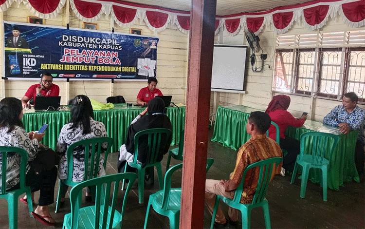 Pelayanan Jemput Bola Disdukcapil Kapuas Jangkau Wilayah Mandau Talawang