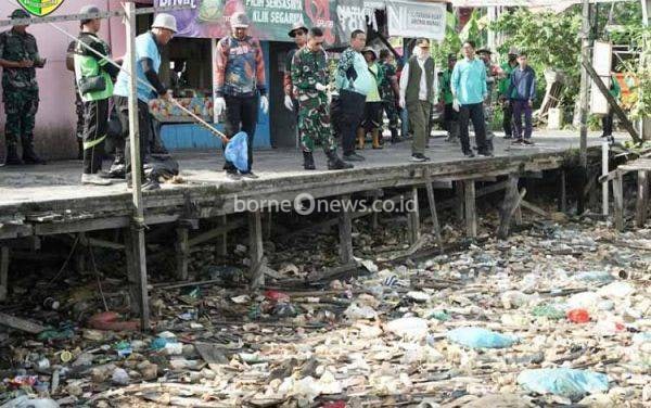 Pj Wali Kota Palangka Raya saat melakukan aksi bersih-bersih sampah di kawasan puntun. (FOTO: HUMAS)