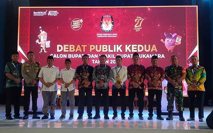 Penjabat Bupati Sukamara, Rendy Lesmana bersama unsur pokok Pemda dan kedua paslon saat berfoto bersama usai debat publik kedua, Minggu, 17 November 2024. (FOTO: NORHASANAH)