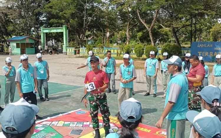 Tanamkan Bela Negara dan Kedisiplinan, Babinsa Selat Latih PBB Siswa SMA