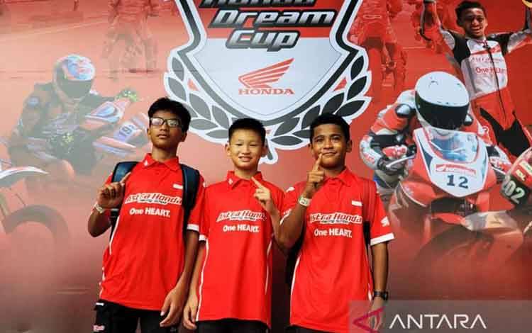 Pembalap muda dari Astra Honda Racing School (AHRS), Giovanni Cornelius Gani (tengah), Ahmad Azel Savero (kiri), dan Sean Delbert Jeremia (kanan). (ANTARA/Aditya Ramadhan)
