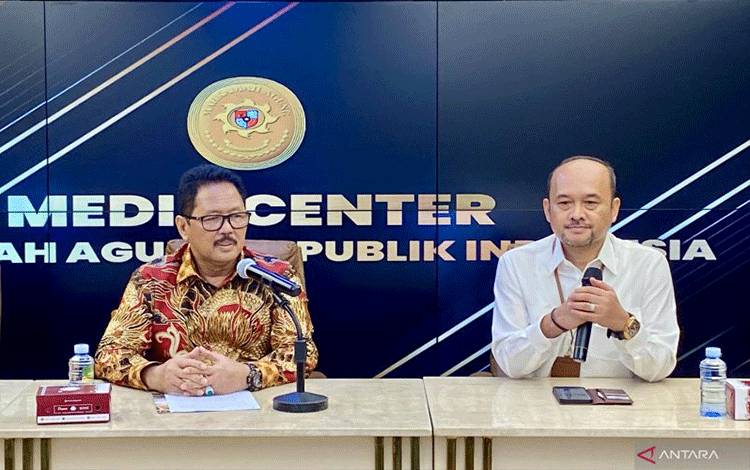 Juru Bicara Mahkamah Agung Yanto (kiri) saat konferensi pers mengenai hasil pemeriksaan majelis hakim kasasi Ronald Tannur di Media Center MA RI, Jakarta, Senin (18/11/2024). (ANTARA/Fath Putra Mulya)