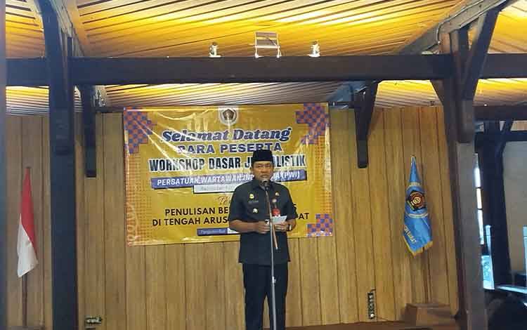 Pj Bupati Kobar Ajak Wartawan Bangun Persepsi Positif Lewat Penulisan Berita