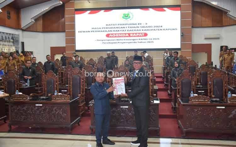 Pj Bupati Kapuas Serahkan Nota Keuangan Raperda APBD 2025