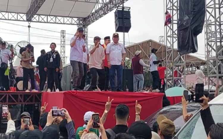 Dimeriahkan NDX AKA, Kampanye Akbar Paslon Wiyatno-Dodo Diserbu Antusias Warga Kapuas