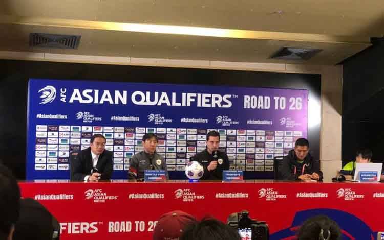 Gelandang timnas Indonesia Thom Haye (kedua dari kanan) menjawab pertanyaan pewarta pada jumpa pers sebelum pertandingan putaran ketiga kualifikasi Piala Dunia 2026 melawan Arab Saudi di Stadion Utama Gelora Bung Karno, Jakarta, Senin (18/11/2024). (ANTARA/Zaro Ezza Syachniar)
