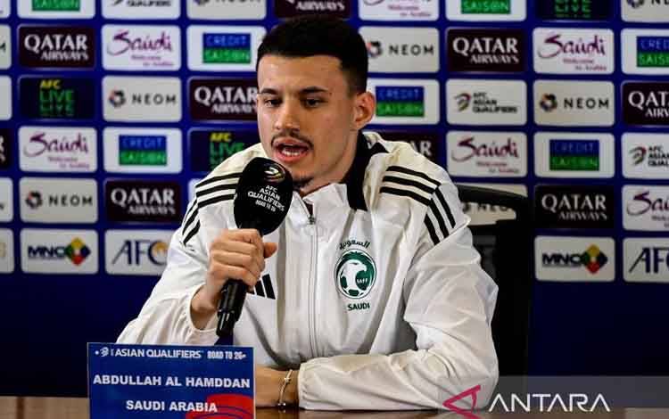 Pemain timnas Arab Saudi Abdullah Al Hamdan berbicara kepada awak media pada pada jumpa pers pra laga melawan Indonesia di Stadion Utama Gelora Bung Karno (SUGBK), Jakarta, Senin (18/11/2024). Indonesia akan bertemu Arab Saudi di SUGBK pada Selasa (19/11) pukul 19.00 WIB. (ANTARA FOTO/Rivan Awal Lingga)
