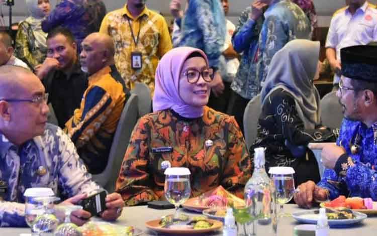 Pj Wali Kota Palangka Raya, Hera Nugrahayu saat menghadiri penganugerahan PTU di Banjarmasin. (FOTO: HUMAS)