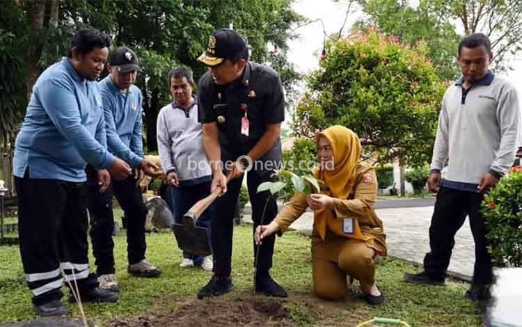 Ini yang Disampaikan Pj. Bupati Kobar Saat Pimpin Apel di DLH