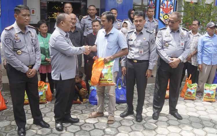 Kementerian Imigrasi dan Pemasyarakatan Kalteng Serahkan Bansos bagi WBP