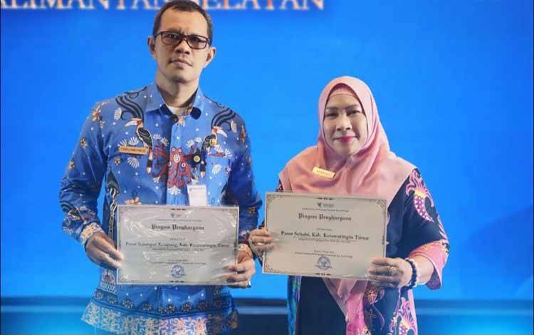 Staf Ahli Bidang Kemasyarakatan dan SDM Kotim Rusmiati, didampingi Plt Kepala Dinas Koperasi, UKM, Perindustrian, dan Perdagangan Kotim, Fahrujiansyah menerima penghargaan pasar tertib ukur di Banjarmasin, Senin, 18 November 2024. (FOTO: IST)
