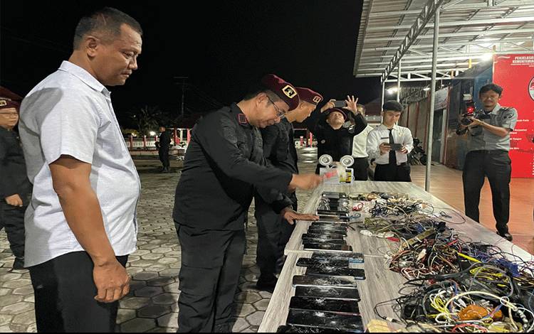 Lapas Kelas IIB Sampit Musnahkan 55 Hp, 6 Sajam dan Puluhan Barang Sitaan
