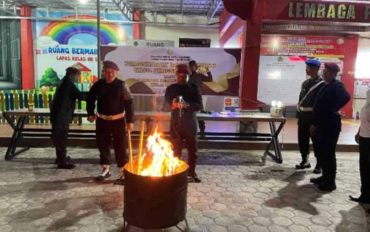 Barang Terlarang dan Puluhan Handohone Hasil Razia di Lapas Sampit Dimusnahkan