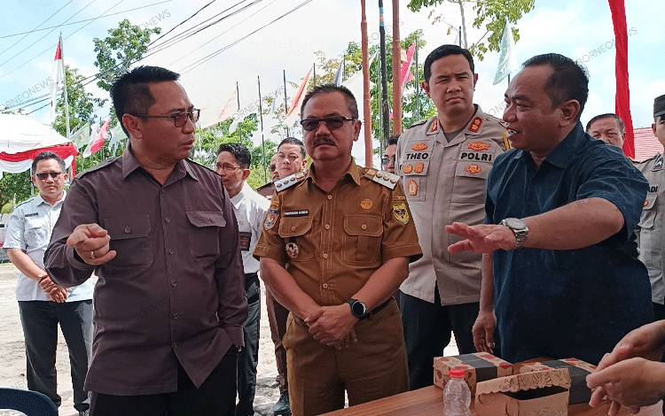 Pj Bupati Gunung Mas Herson B Aden bersama Ketua KPU dan lainnya saat meninjau pelaksanaan simulasi pemungutan suara, Senin, 18 November 2024. (FOTO: RISKA YULYANA)