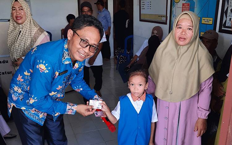 Disdukcapil Kapuas Jemput Bola Pelayanan KIA di Tamban Catur