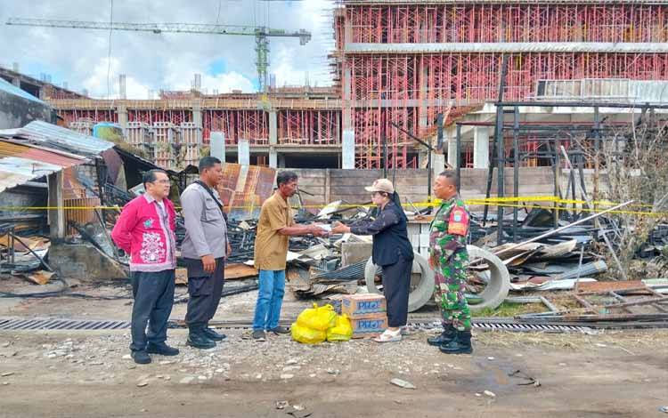 Lurah Langkai Salurkan Bantuan untuk Korban Kebakaran di Jalan Adonis Samad