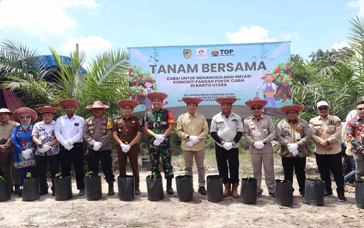 Pemkab Barito Utara Laksanakan Tanam Bersama Komoditi Pangan Pokok Cabai