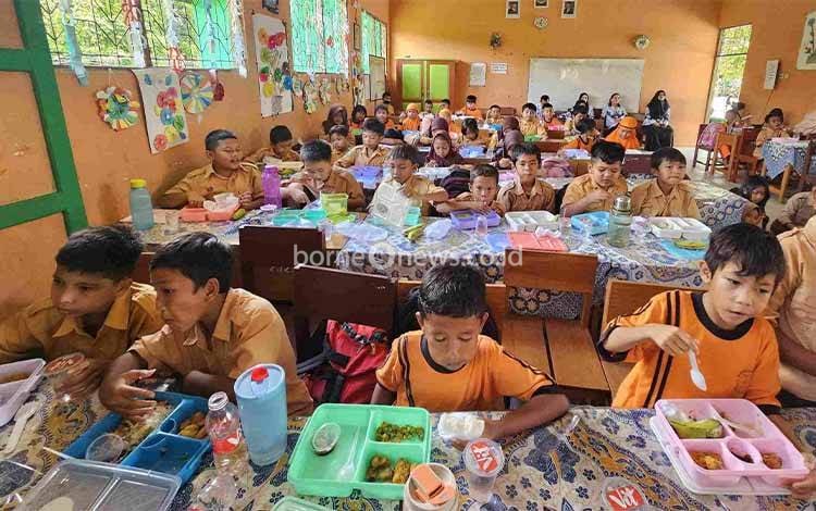 Pemprov Kalteng Bagikan Makanan Ikan Gratis Peringati Harganas