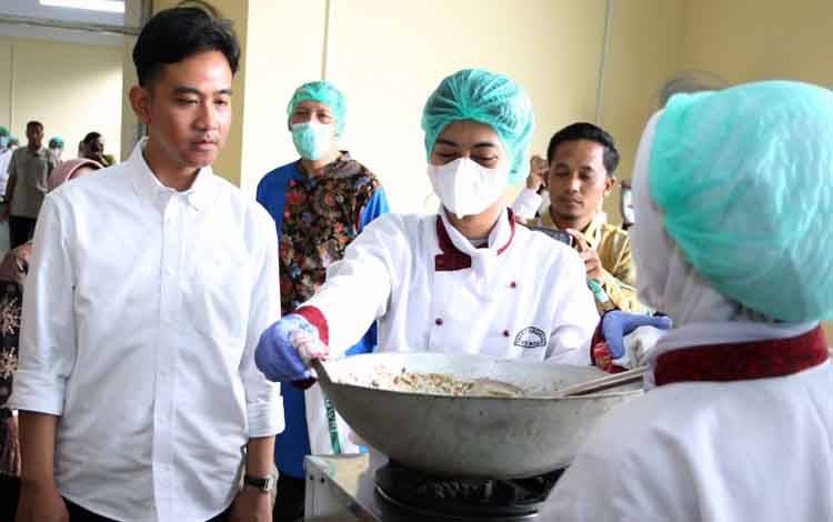 Atsip - Wakil Presiden Gibran Rakabuming Raka (kiri) melihat para pelajar jurusan tata boga memasak makananan saat meninjau pelaksanaan uji coba Makan Bergizi Gratis di SMKN 3 Tangerang, Tangerang, Banten, Kamis (21/11/2024). Wapres berharap SMK jurusan tata boga mampu berkontribusi dalam penyedian menu makan dalam Program Makan Bergizi Gratis yang akan dimulai 2 Februari 2025. (ANTARA FOTO/Muhammad Iqbal/nym)