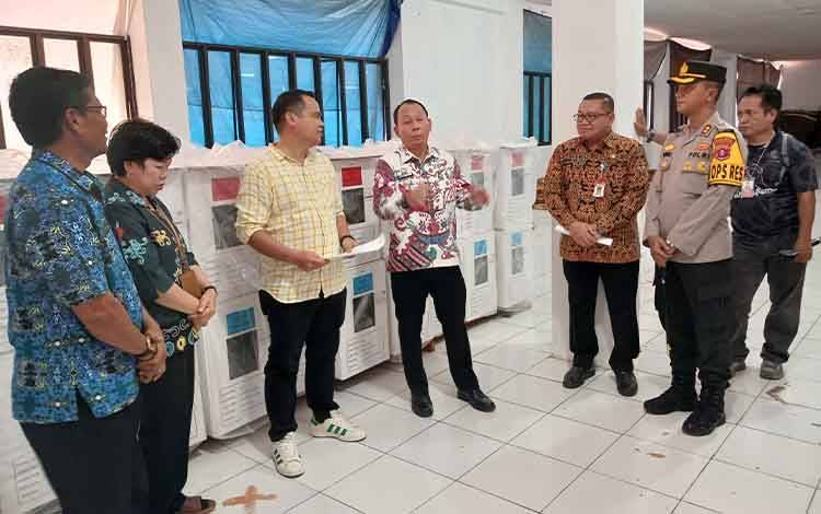 Pj Bupati Katingan Bersama Unsur Forkopimda Cek Logistik Pilkada