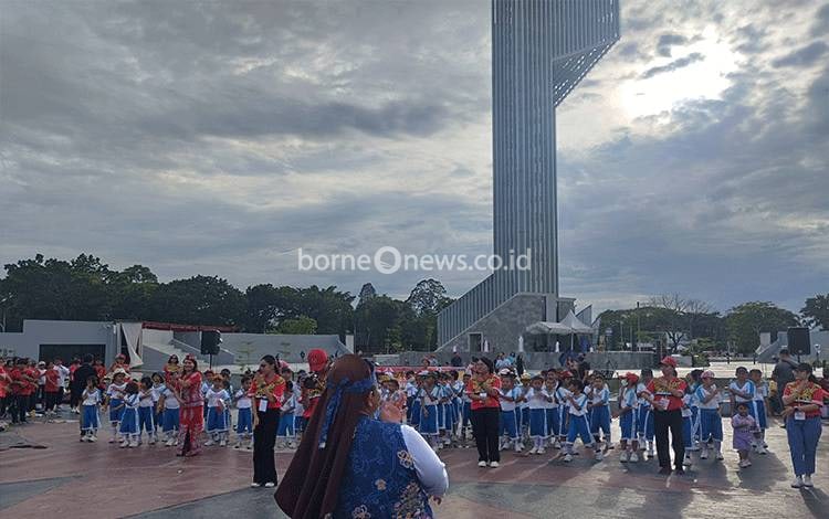 Gelar Budaya Merdeka Belajar: Menghidupkan Kembali Tradisi Kalimantan di SDS Santa Maria