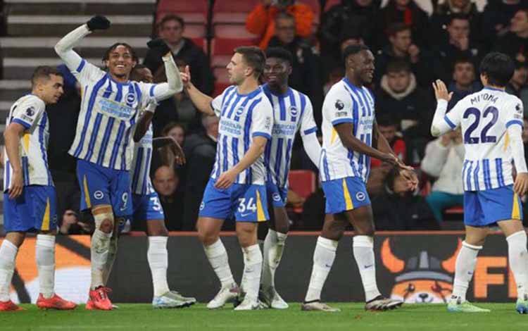 Para pemain Brighton & Hove Albion berselebrasi di akhir pertandingan setelah memastikan kemenangan mereka atas Bournemouth dalam pertandingan pekan ke-13 Liga Inggris di Stadion Amex, Brighton, Sabtu (23/11/2024). Brighton menang dengan skor 2-1. ANTARA/@OfficialBHAFC (@OfficialBHAFC)