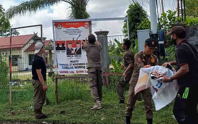Bawaslu Kotim Tertibkan Alat Peraga Kampanye Saat Masa Tenang Pilkada