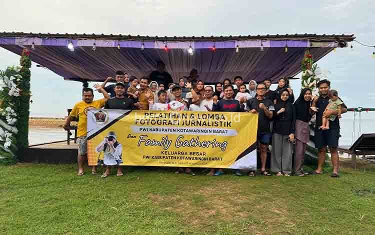 Perkuat Kebersamaan, PWI Kobar Gelar Family Gathering di Pantai Sabuai