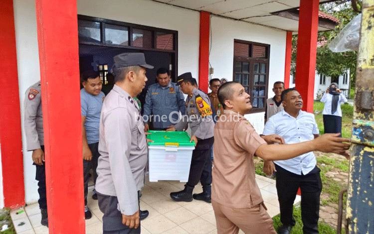 Polsek Cempaga Kawal Pendistribusian Logistik Pilkada ke Sejumlah Desa