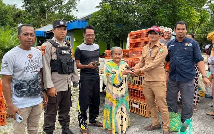 Pemdes Bagendang Tengah Ramban Salurkan Bantuan Ayam Kampung untuk Warga