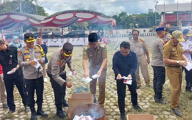 KPU Kapuas Musnahkan Surat Suara Pilkada Serentak yang Rusak dan Kelebihan