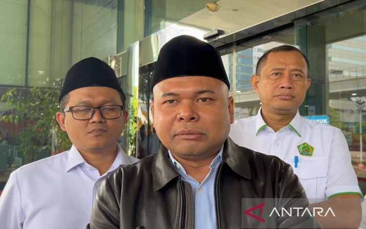 Tenaga Ahli Menteri Agama RI Nasaruddin Umar, Muhammad Ainul Yaqin (tengah) berikan keterangan kepada wartawan di Gedung Pusat Edukasi Antikorupsi KPK, Jakarta, Selasa (26/11/2024). (ANTARA/Fianda Sjofjan Rassat)