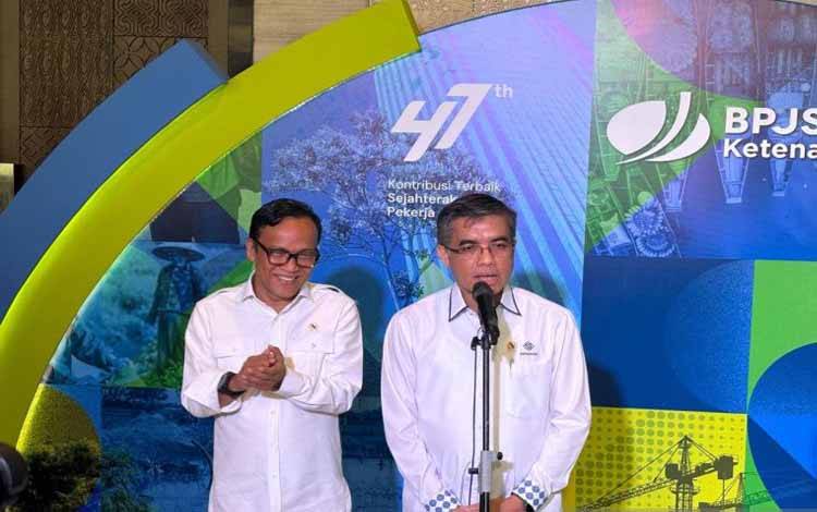 Wamenaker Immanuel Ebenezer Gerungan (kiri) dan Menaker Yassierli (kanan) usai membuka kegiatan Social Security Summit 2024 yang digelar di Jakarta, Selasa (26/11/2024). ANTARA/Sinta Ambar