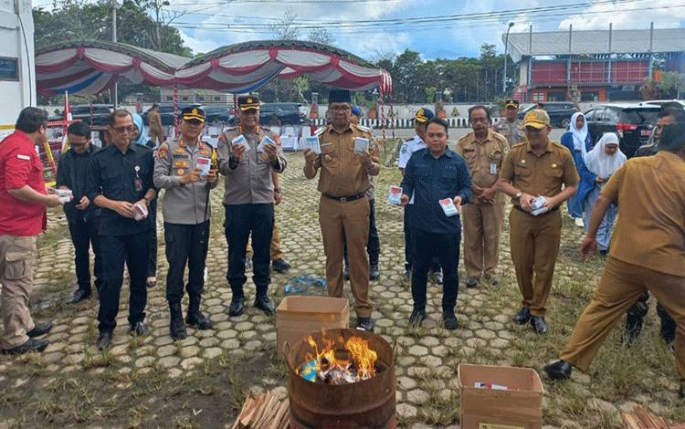 Pj Bupati Kapuas Hadiri Pemusnahan Surat Suara Rusak dan Kelebihan