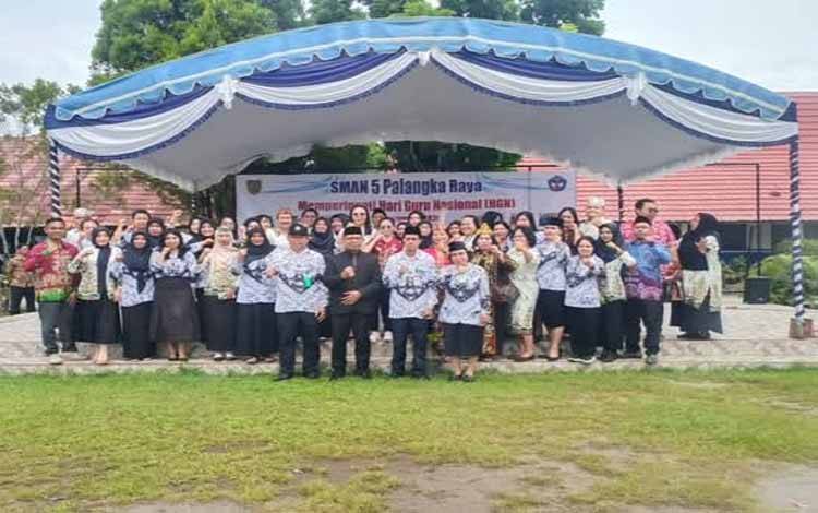 Hari Guru Nasional atau HGN 25 November 2024 dirayakan dengan penuh semangat di SMAN 5 Palangka Raya.(FOTO: Istimewa)