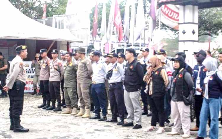 Bawaslu Barito Utara Lepas APK  yang Masih Terpasang di Masa Tenang