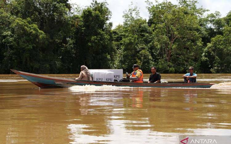 Pengawalan Logistik Pilkada Melalui Jalur Sungai: Babinsa Jaga Keamanan Pemilu di Kalimantan Tengah
