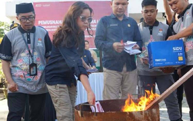 KPU Palangka Raya Musnahkan 172 Surat Suara Lebih dan Rusak untuk Jaga Keamanan Pilkada