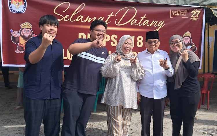 Nurhidayah Bersama Keluarga Coblos Surat Suara di TPS 18
