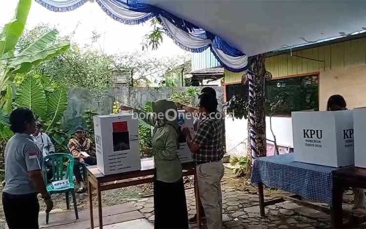 Cabup Kapuas Erlin Hardi Gunakan Hak Pilih di TPS 14 Selat Tengah