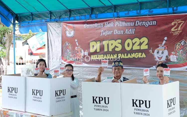 Willy M. Yoseph Gunakan Hak Pilih Bersama Keluarga di TPS 022 Palangka Raya